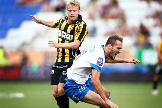 Häckens Oscar Lewicki tacklar omkull Norrköpings Emir