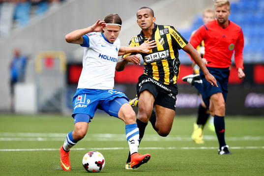 Norrköpings Arnor Ingvi Traustason jagas av Häckens Walid
