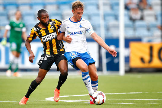 Häckens Rene Makondele attackerar Norrköpings Linus
