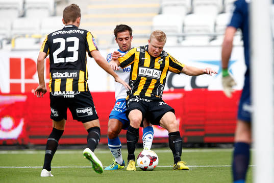 Norrköpings Christopher Nilsson Telo försöker ta bollen