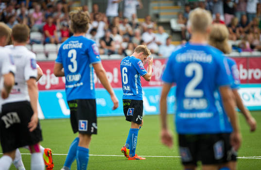 Halmstads Richard Magyar gör självmål och Halmstads