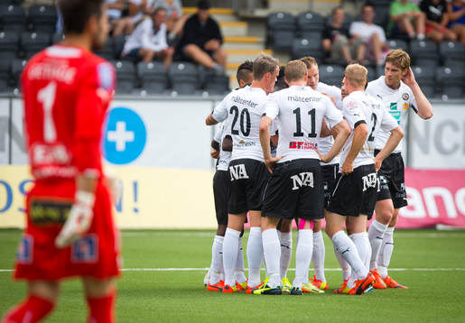 Halmstads Richard Magyar gör självmål och Örebros