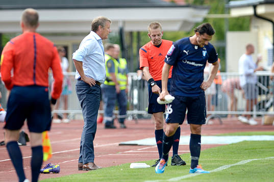 Malmö FFs tränare Åge Hareide i diskussion med domare