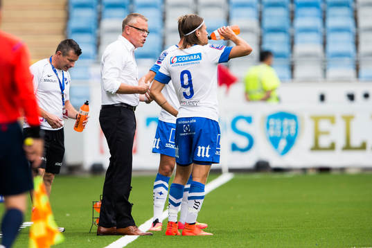 Norrköpings tränare Jan Andersson pratar med Arnor Ingvi