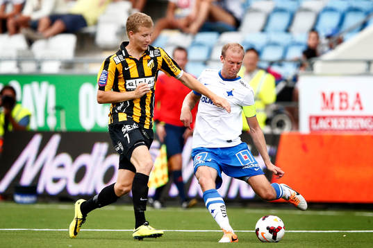 Häckens Simon Gustafson försöker täcka Norrköpings