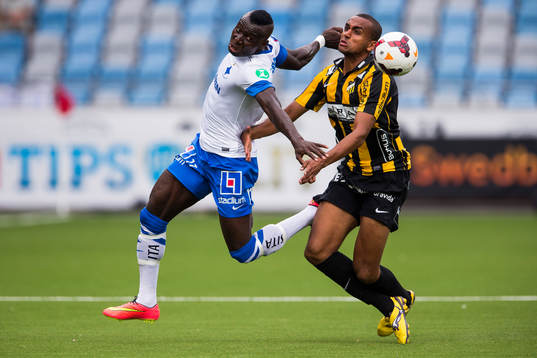 Norrköpings Alhaji Kamara i kamp om bollen med Häckens