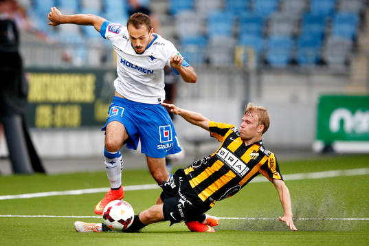 Häckens Oscar Lewicki kapar Norrköpings Emir Kujovic