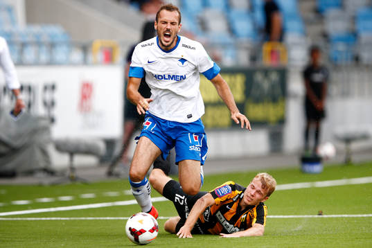 Häckens Oscar Lewicki kapar Norrköpings Emir Kujovic och