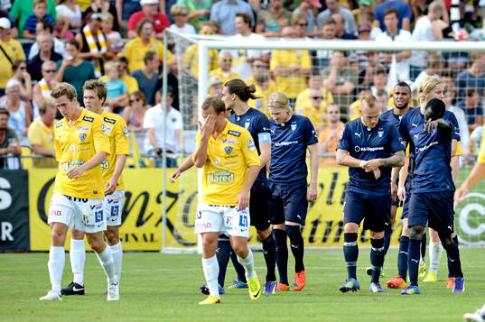 Falkenbergs och Malmö FFs spelar lämnar planen för