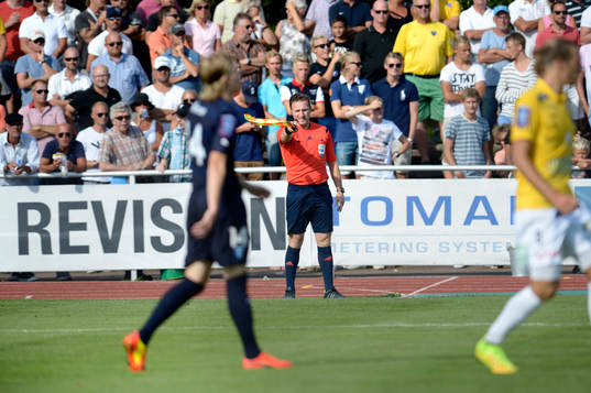 Linjedomaren signalerar för offside som gör att ett av