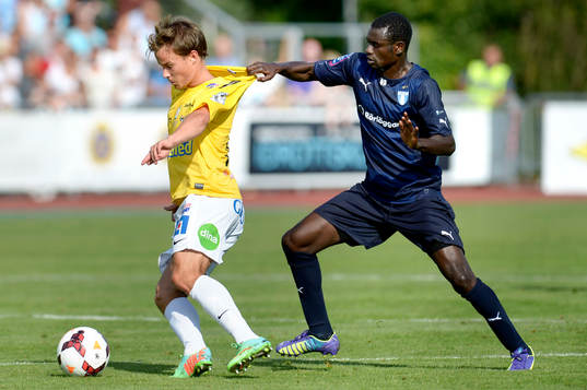 Falkenbergs Anton Wede dras i tröjan av Malmö FFs Enock