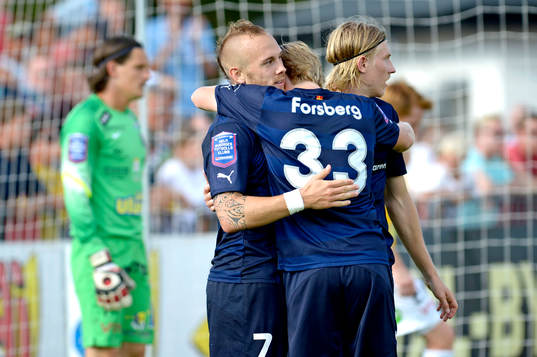 Malmö FFs Magnus Eriksson kramas om av Emil Forsberg