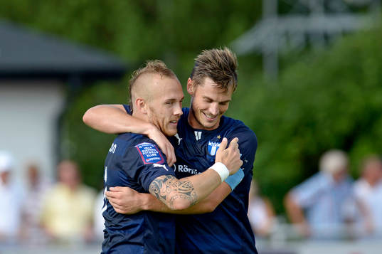 Malmö FFs Magnus Eriksson kramas om av Markus Rosenberg