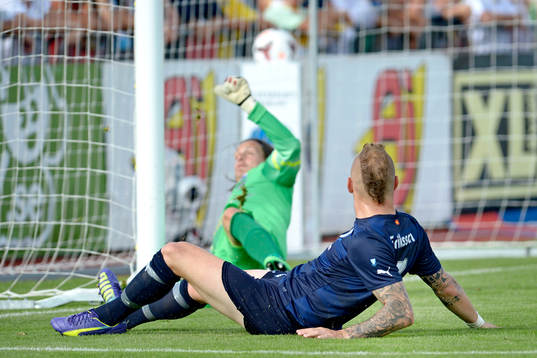 Malmö FFs Magnus Eriksson ser bollen segla in bakom
