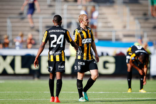 Häckens Rene Makondele tackar Kari Arkivuo