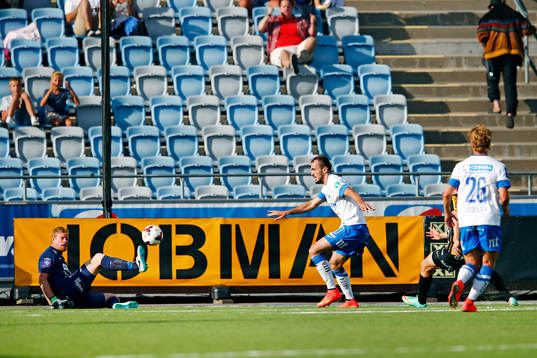 Häckens målvakt Christoffer Källqvist gör en räddning