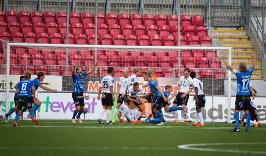 Halmstads Eric Smith gör 1-2 i slutet av matchen och jublar