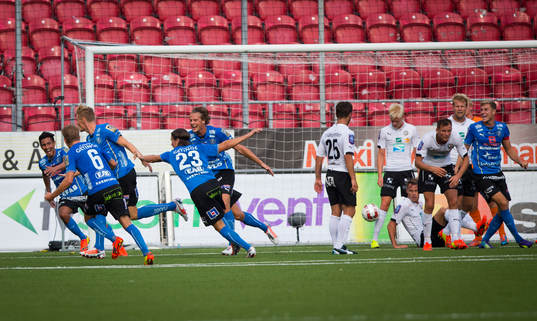 Halmstads Eric Smith gör 1-2 i slutet av matchen och jublar