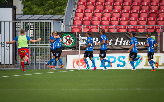 Halmstads Eric Smith gör 1-2 i slutet av matchen och jublar
