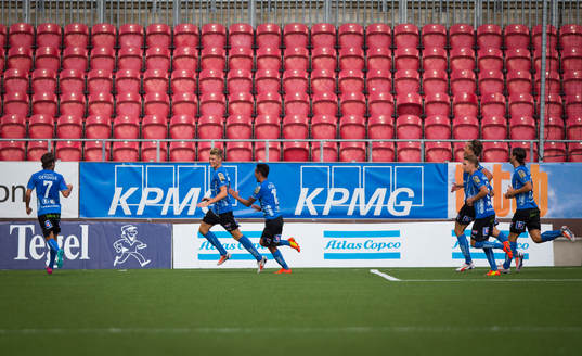 Halmstads Eric Smith gör 1-2 i slutet av matchen och jublar
