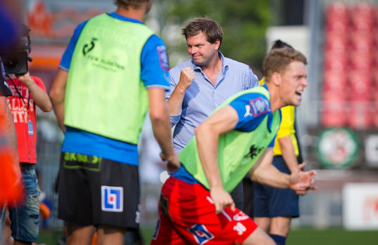 Halmstads tränare Jens Gustafsson jublar