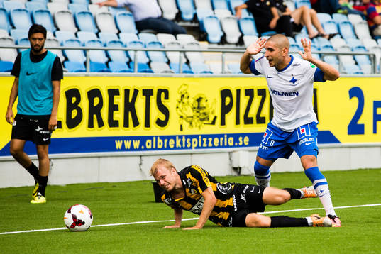 Häckens Oscar Lewicki faller