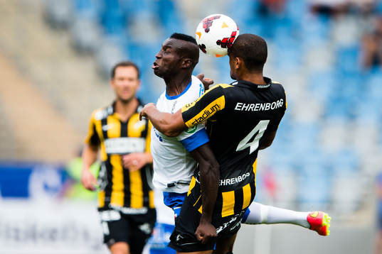 Norrköpings Alhaji Kamara och Häckens Walid Atta i en