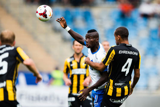 Norrköpings Alhaji Kamara och Häckens Walid Atta i en