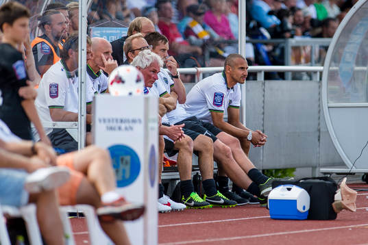 Falkenbergs tränare Henrik Larsson deppar