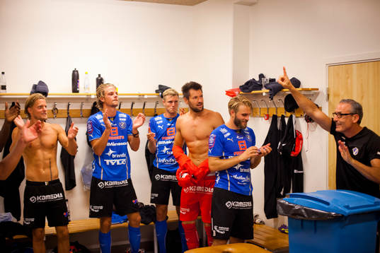 Halmstad firar segern i omklädningsrummet och jublar