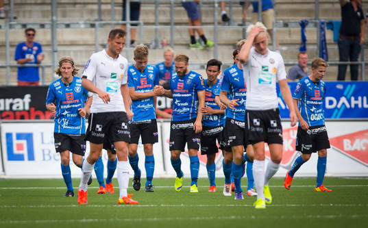 Halmstads Mikael Boman gör 1-1 och jublar och Örebros
