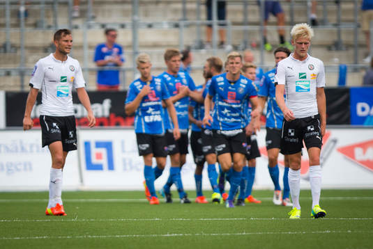 Halmstads Mikael Boman gör 1-1 och jublar och Örebros