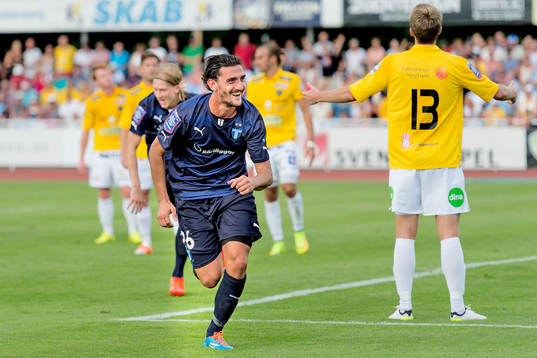 Malmö FFs Agon Mehmeti gör sitt andra mål och jublar