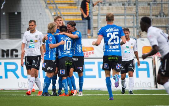 Halmstads Mikael Boman gör 1-1 och jublar och Örebros