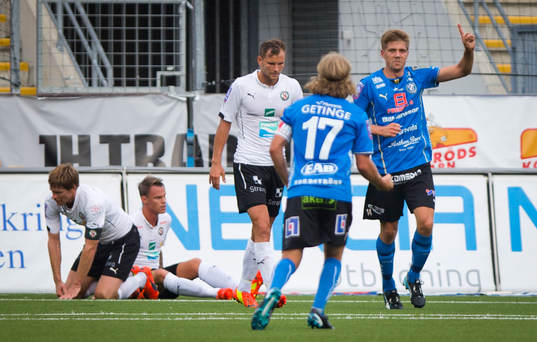 Halmstads Mikael Boman gör 1-1 och jublar och Örebros