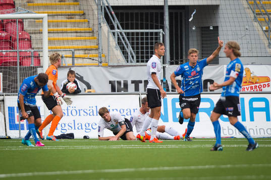 Halmstads Mikael Boman gör 1-1 och jublar och Örebros