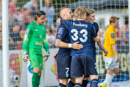 Malmö FFs Magnus Eriksson har gjort 1-5 och jublar