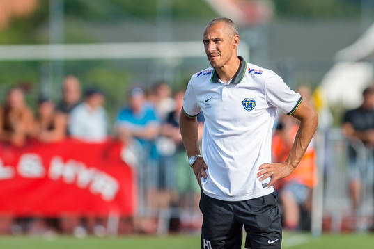 Falkenbergs tränare Henrik Larsson deppar