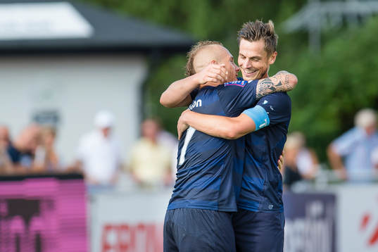 Malmö FFs Magnus Eriksson har gjort 1-5 och omfamnas av