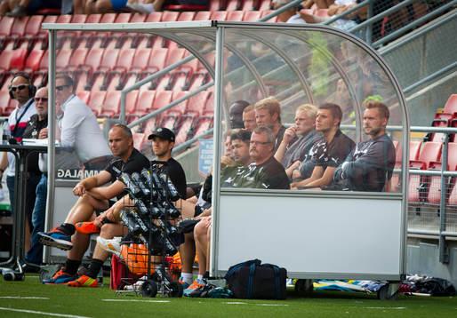 Örebros målvakt Oscar Jansson deppar på avbytarbänken
