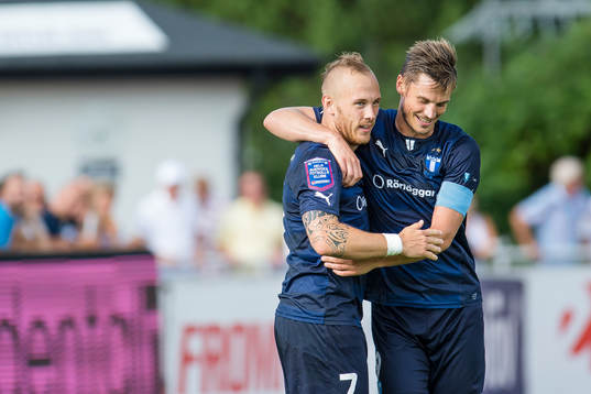Malmö FFs Magnus Eriksson gratuleras av Markus Rosenberg