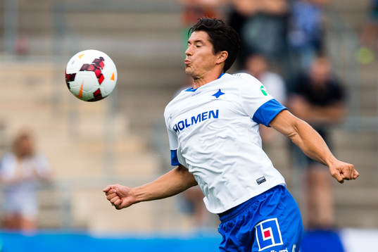 Norrköpings David Boo Wiklander tar ner bollen