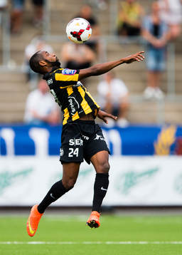 Häckens Rene Makondele tar ner bollen