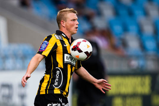 Häckens David Frölund tar ner bollen