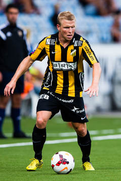 Häckens David Frölund med bollen