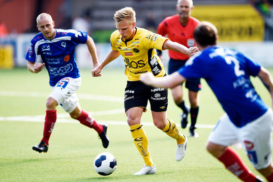 Elfsborgs Per Frick jagas av Åtvidabergs Daniel Sjölund