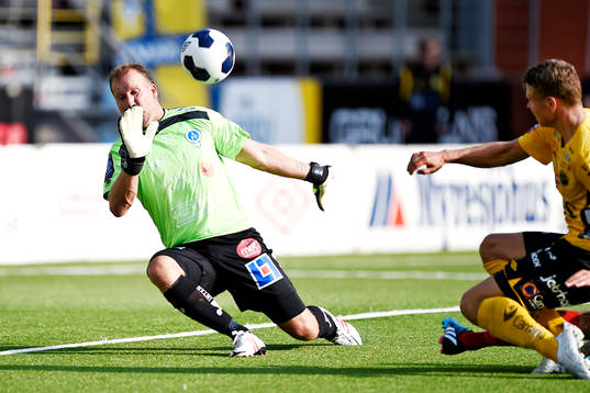 Elfsborgs Per Frick gör 1-0 bakom Åtvidabergs målvakt