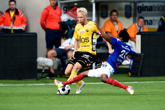 Elfsborgs Johan Larsson och Åtvidabergs Emmanuel Dogbe