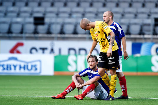 Åtvidabergs deppar och klappas om av Elfsborgs Sebastian