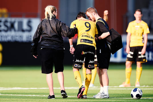 Elfsborgs Lasse Nilsson får hjälp av planen